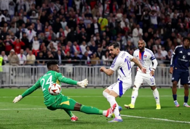 hlv-amorim-toi-de-onana-ngoi-ngoai-vi-chien-thuat-neu-vi-the-ma-cau-ay-doi-thi-qua-thieu-chuyen-nghiep