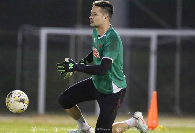 bao-trung-quoc-ha-he-nhin-filip-nguyen-cua-dtvn-nhu-ma-no-canh-trong-sieu-thi