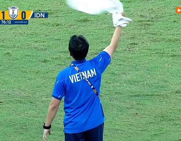 hlv-kim-sang-sik-ly-giai-viec-tro-ly-dtvn-cam-khan-vay-trong-tran-chung-ket