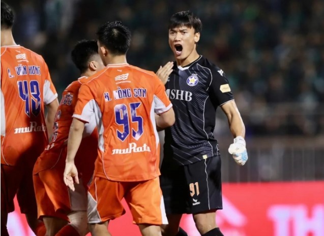 thi-dau-thang-hoa-bui-tien-dung-tang-gia-chong-mat-rong-cua-len-dtvn