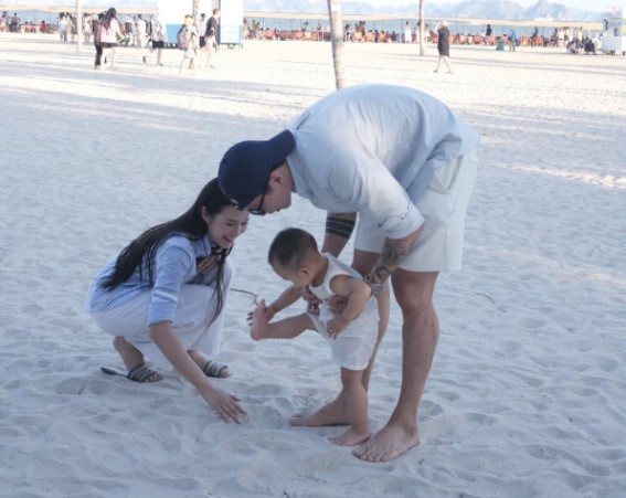 van-hau-di-du-lich-bi-nhieu-nguoi-soi-moi-khong-lo-tap-luyen-suot-ngay-thay-di-choi