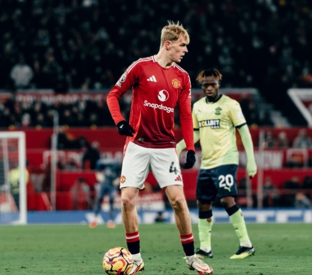 bi-hlv-amorim-ngo-lo-2-vien-ngoc-quy-tren-duong-roi-man-united