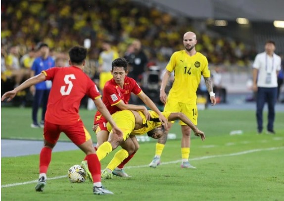 dt-malaysia-bi-cdv-nha-tay-chay-vi-qua-phu-thuoc-vao-cau-thu-nhap-tich-2