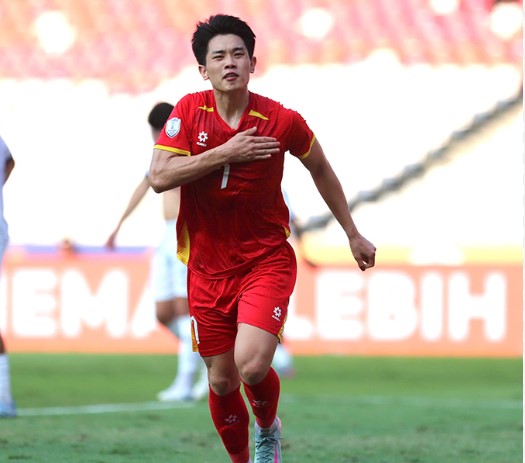 nguyen-dinh-bac-tu-cau-bi-be-loai-vi-chi-cao-1m50-tro-thanh-co-may-san-ban-dinh-nhat-u23-viet-nam