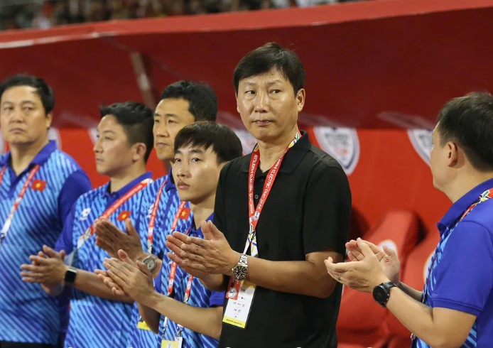 hlv-kim-sang-sik-dau-dau-voi-bai-toan-nhan-su-o-dt-viet-nam-hlv-kim-sang-sik-nhan-tin-khong-vui-khi-trung-ve-bui-tien-dung-xac-nhan-dinh-chan-thuong-dau-goi-va-phai-tam-xa-san-co-trong-thoi-gian-toi