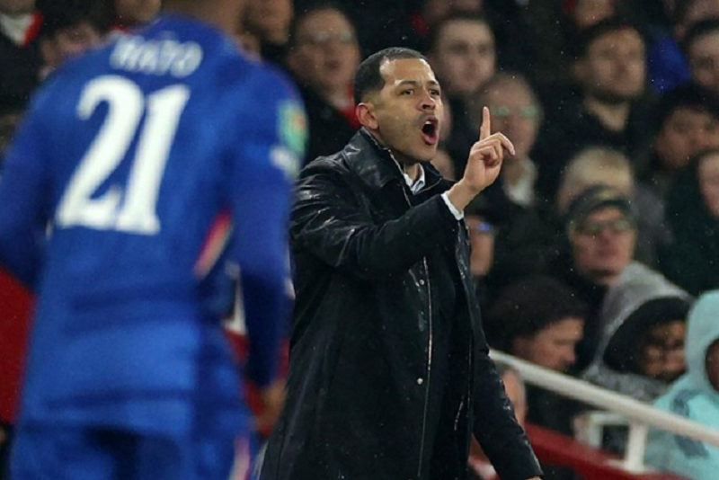 bon-nguyen-nhan-chinh-day-nua-xanh-thanh-london-vao-bo-vuc-khung-hoang