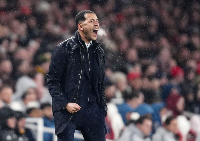 bon-nguyen-nhan-chinh-day-nua-xanh-thanh-london